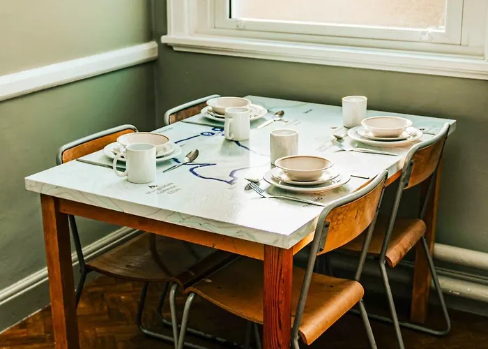 Denton House بيت شباب *